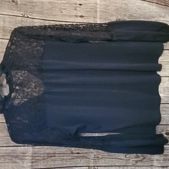 Lacey v-neck blouse - Picture 4 of 7